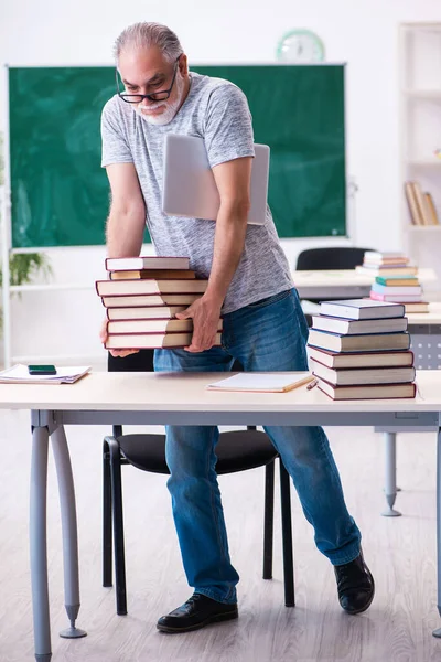 Alte männliche Schüler bereiten sich im Klassenzimmer auf Prüfungen vor — Stockfoto