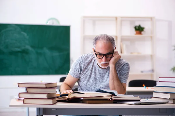 Anciano estudiante preparándose para los exámenes en el aula — Foto de Stock