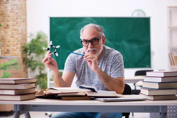 Oude mannelijke fysicus student in de klas — Stockfoto