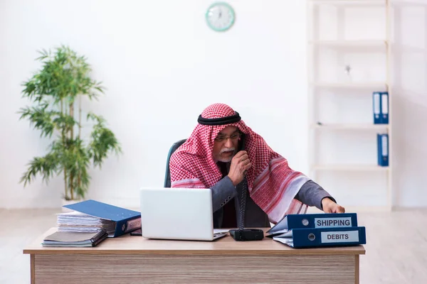 男arab bookkeeper非常に疲れていますとともに余分な仕事 — ストック写真