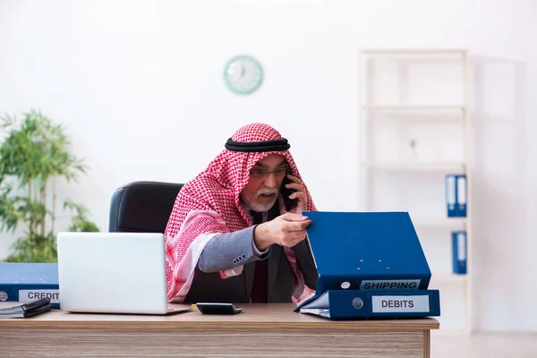 Hombre árabe contable extremadamente cansado con un trabajo excesivo —  Fotos de Stock