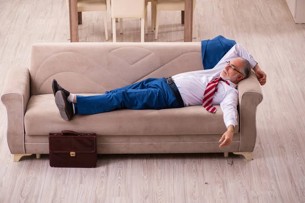 Vecchio dipendente capo maschile che torna a casa dal lavoro — Foto Stock