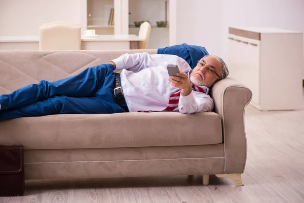 Viejo jefe empleado viendo la televisión en casa —  Fotos de Stock