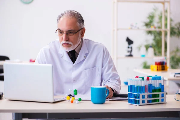 Vecchio chimico di sesso maschile che lavora in laboratorio — Foto Stock