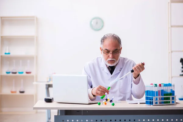 Oude mannelijke chemicus werkt in het lab. — Stockfoto