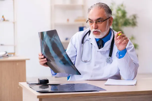 Gammal manlig röntgenläkare som arbetar på sjukhuset — Stockfoto