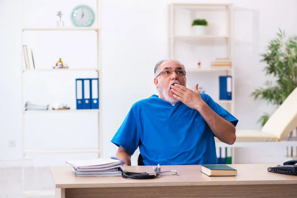 Yaşlı erkek doktor gece vardiyasından sonra çok yorgun. — Stok fotoğraf