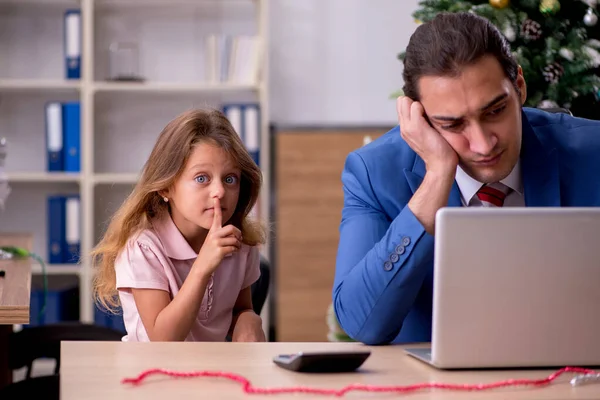 Ung manlig anställd firar jul på arbetsplatsen med sin — Stockfoto