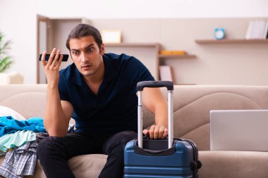 Genç adam eve dönüş yolculuğuna hazırlanıyor.