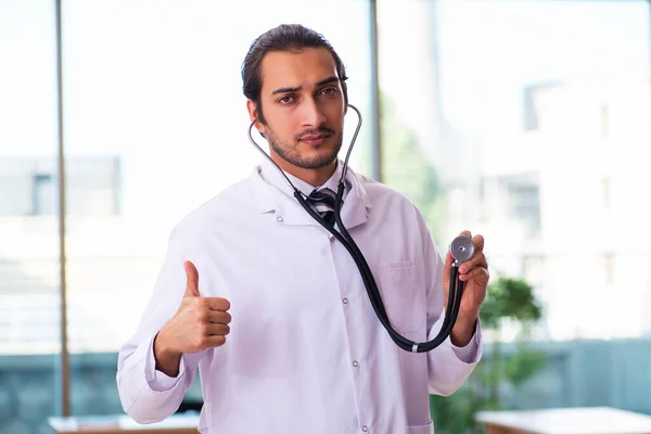 Médico varón joven que trabaja en la clínica — Foto de Stock