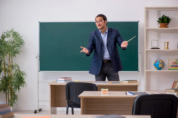 녹색 칠판 앞에서 있는 젊은 남자 교사 — 스톡 사진