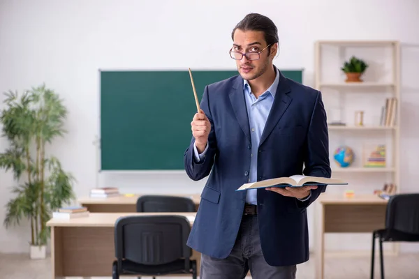 Joven profesor masculino delante de la pizarra verde — Foto de Stock