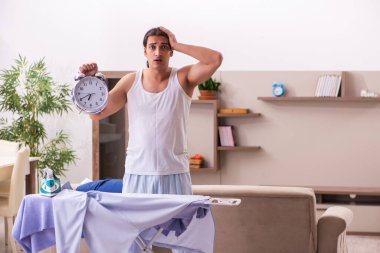 Genç erkek çalışanlar eve geç geliyor.