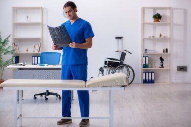 Klinikte çalışan genç bir erkek radyolog.