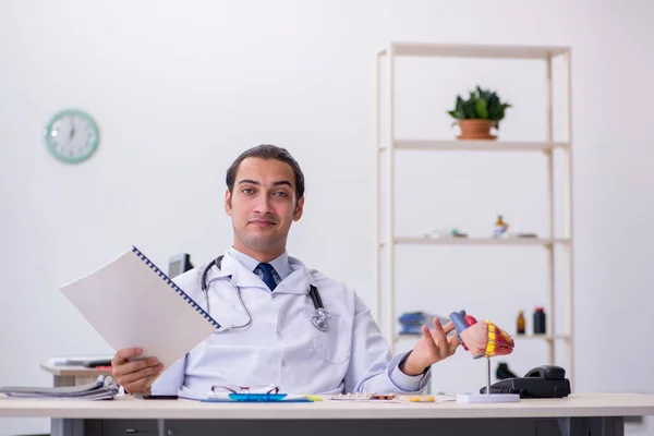Jonge mannelijke cardioloog werkzaam in de kliniek — Stockfoto