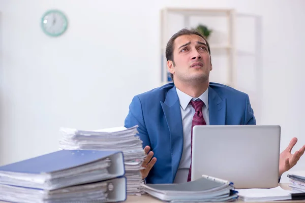 Junge männliche Buchhalterin unzufrieden mit übermäßiger Arbeit im Büro — Stockfoto