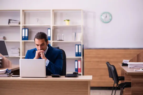 Joven empleado masculino que trabaja en la oficina —  Fotos de Stock