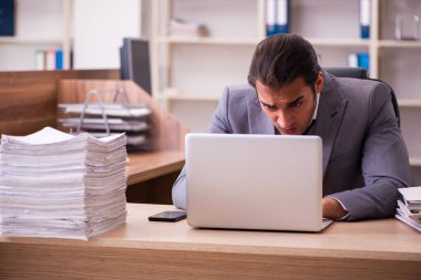 Genç erkek çalışan aşırı çalışmaktan son derece yoruldu.