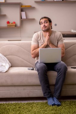 Evde çalışan genç bir erkek serbest yazar.