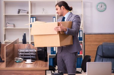 Genç erkek çalışanın işten çıkarılması