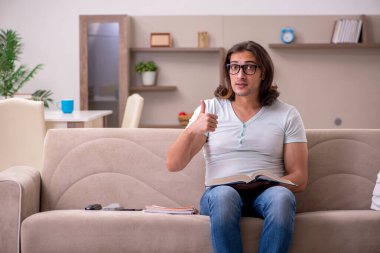 Evde sınava hazırlanan genç bir erkek öğrenci.