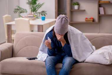 Genç adam evde acı çekiyor.