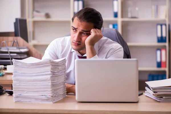 Jovem funcionário masculino extremamente cansado com excesso de trabalho — Fotografia de Stock