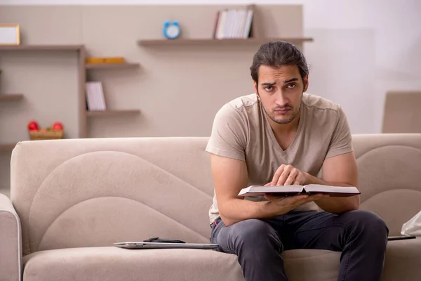 Jeune étudiant livre de lecture à la maison — Photo