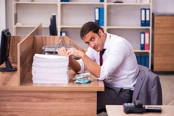 Joven empleado masculino extremadamente cansado con exceso de trabajo — Foto de Stock