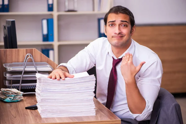 Joven empleado masculino extremadamente cansado con exceso de trabajo —  Fotos de Stock