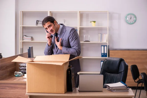 Jeune employé masculin licencié de son travail — Photo