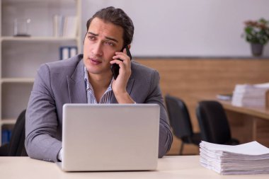 Ofiste çalışan genç bir erkek.