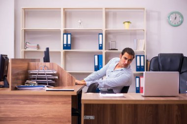 Ofiste çalışan genç bir erkek.