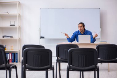 Genç erkek işletme eğitmeni salgın sırasında sunum yapıyor