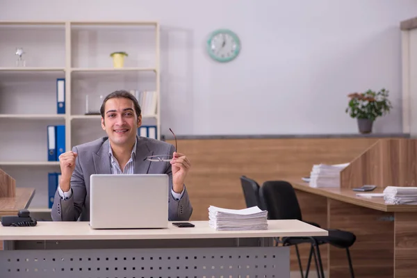 Joven empleado masculino que trabaja en la oficina — Foto de Stock