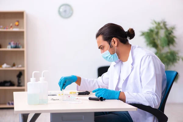 Jonge mannelijke chemicus werkzaam in het lab tijdens een pandemie — Stockfoto