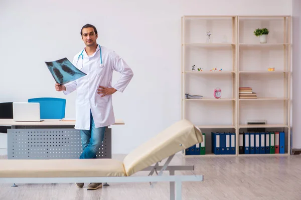 Hombre joven radiólogo médico que trabaja en la clínica — Foto de Stock