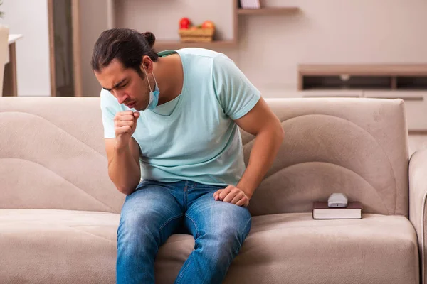 Joven tosiendo en casa durante la pandemia — Foto de Stock