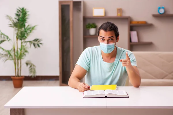 Jeune étudiant masculin étudiant à la maison pendant la pandémie — Photo