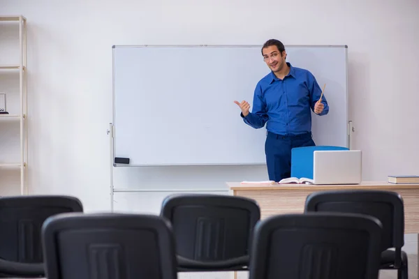 Jonge mannelijke business trainer maakt presentatie tijdens pandemie — Stockfoto