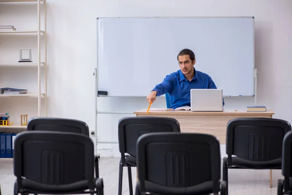 Jonge mannelijke business trainer maakt presentatie tijdens pandemie — Stockfoto