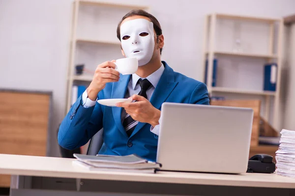 Junge männliche Angestellte mit Masken im Büro — Stockfoto