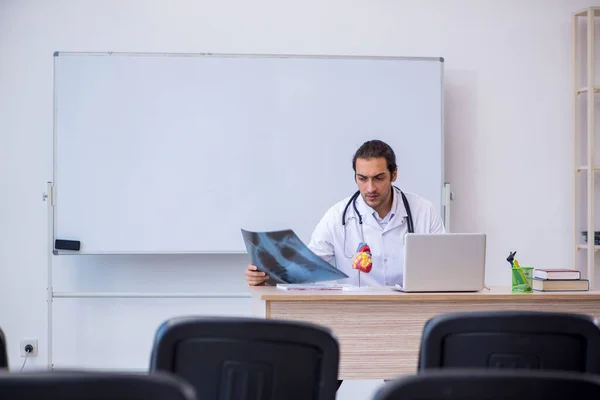 교실에서 세미나를 하고 있는 젊은 남성 방사선과 의사 — 스톡 사진