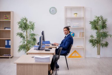 Ofiste çalışan genç bir erkek.