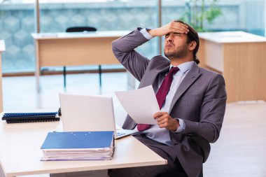 Ofiste çalışan genç bir erkek.