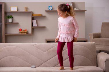 Küçük kız evde yalnız kalıyor.