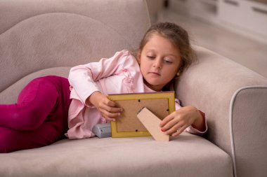 Ailesini özleyen küçük bir kız.