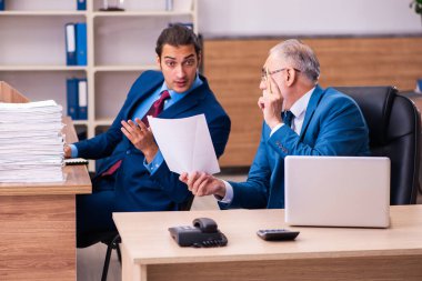 Yaşlı erkek patron ve onun genç erkek asistanı zorbalık kavramında