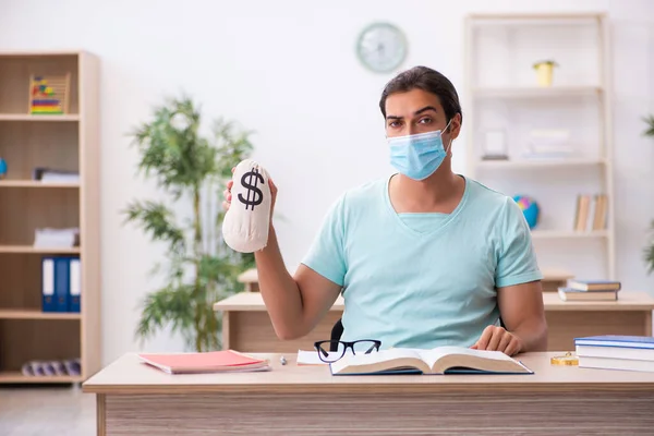 Joven en concepto de educación costosa durante pandemia —  Fotos de Stock