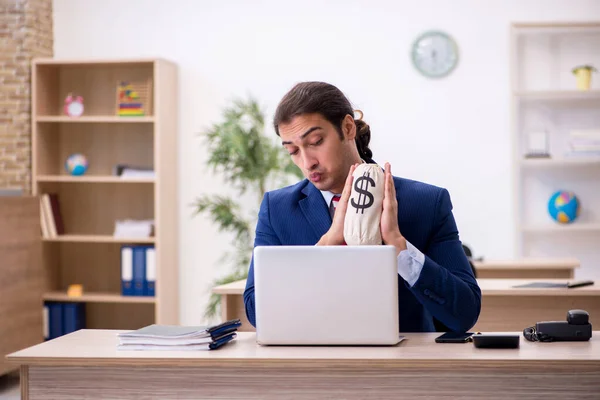 Junge männliche Angestellte mit Geldbeutel im Büro — Stockfoto